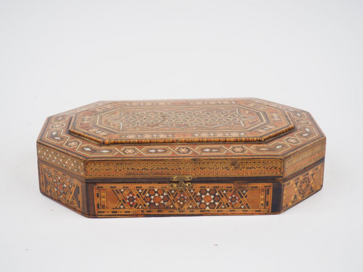 Boite syrienne en marqueterie, à décor de motifs géométriques. 8 x 21,