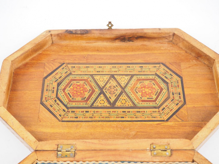 Boite syrienne en marqueterie, à décor de motifs géométriques. 8 x 21,