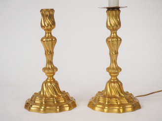 Vente aux enchères Paire de bougeoirs Louis XV en bronze doré à décor de côtes torses. H.