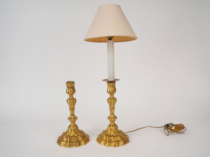 Paire de bougeoirs Louis XV en bronze doré à décor de côtes torses. H.
