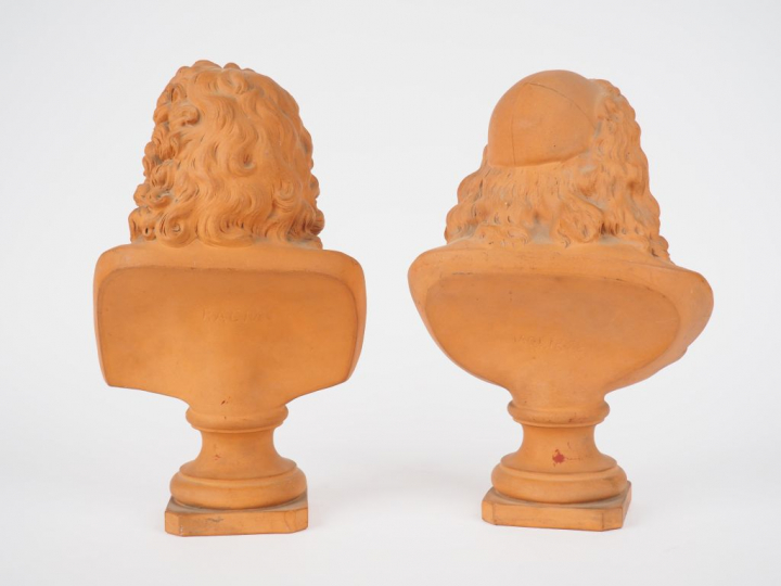 Paire de sujets en terre cuite "Potraits de Molière et de Racine en bu