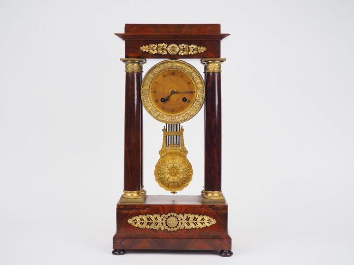 Pendule portique Empire en acajou, placage d'acajou et bronze doré. 49