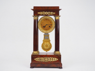 Vente aux enchères Pendule portique Empire en acajou, placage d'acajou et bronze doré. 49