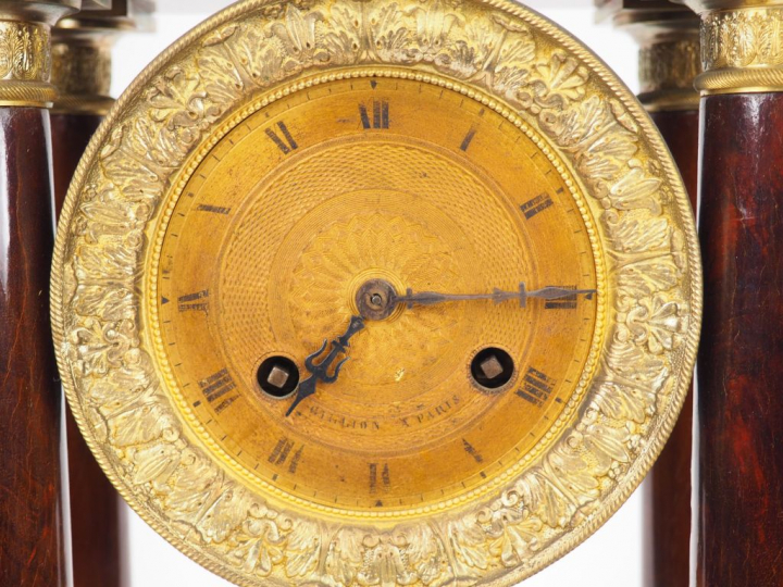 Pendule portique Empire en acajou, placage d'acajou et bronze doré. 49