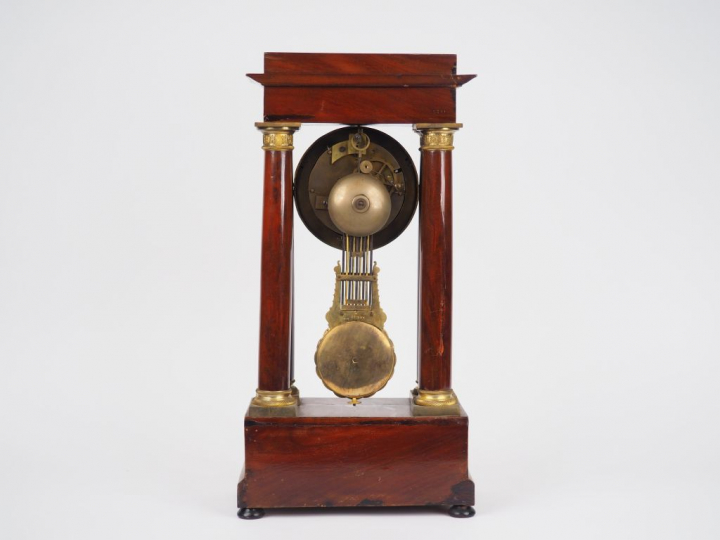 Pendule portique Empire en acajou, placage d'acajou et bronze doré. 49