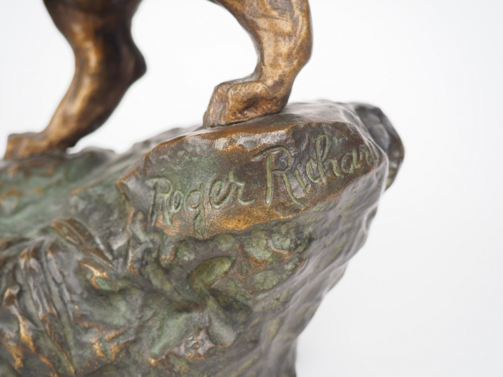 Roger RICHARD "Tigre" Sculpture en bronze à patines médaille et brune.