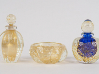 Vente aux enchères Deux différents flacons et un cendrier en verre pailleté d'or.