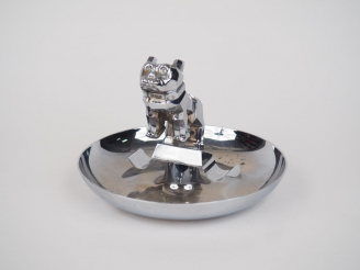 Vente aux enchères Porte-cigare en métal argenté orné d'un chien "Mack" placé sur un plat