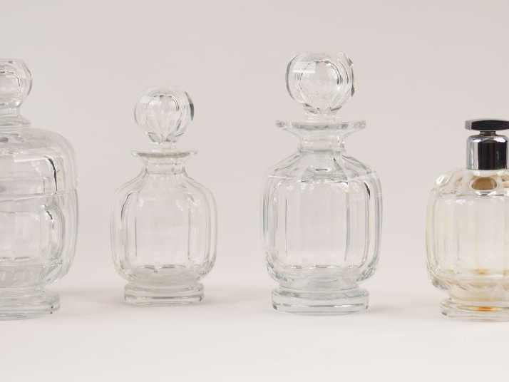 BACCARAT. Garniture de toilette en cristal. Comprenant: un vaporisateu