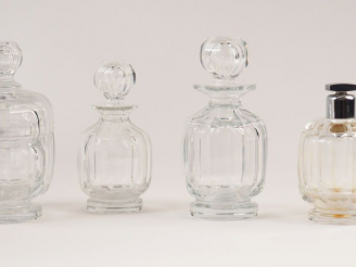 Vente aux enchères BACCARAT. Garniture de toilette en cristal. Comprenant: un vaporisateu