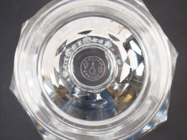 BACCARAT. Garniture de toilette en cristal. Comprenant: un vaporisateu