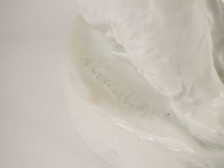 Ours en porcelaine blanche émaillée de Saxe. H. 22cm