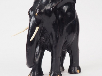 Vente aux enchères Sujet en ébène et ivoire "Eléphant d'Afrique" 31 x 27,5 cm (légers man
