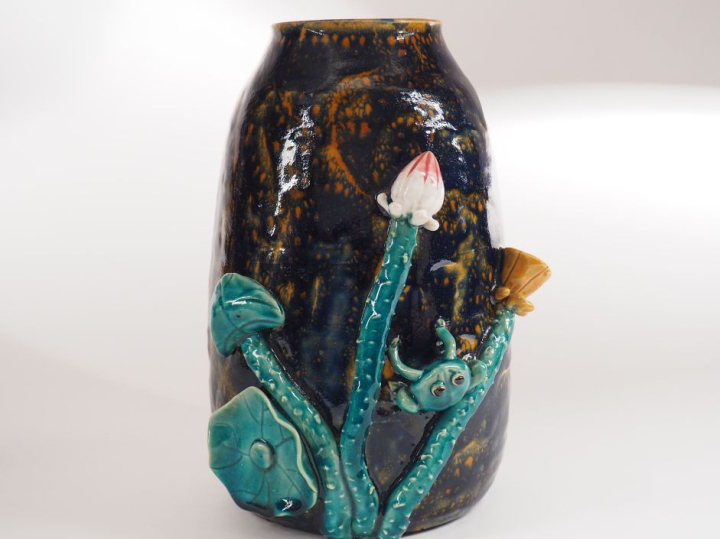 Vase en céramique polychrome de Chine à décor de grenouilles et de fle