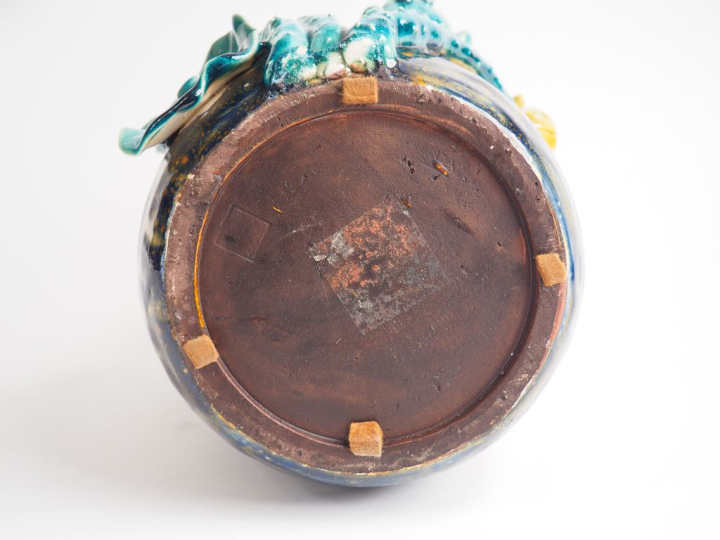 Vase en céramique polychrome de Chine à décor de grenouilles et de fle