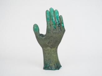 Vente aux enchères Pino SIGNORETTO (attribué à) "Main" Sculpture en verre sablé. 26 x 14 