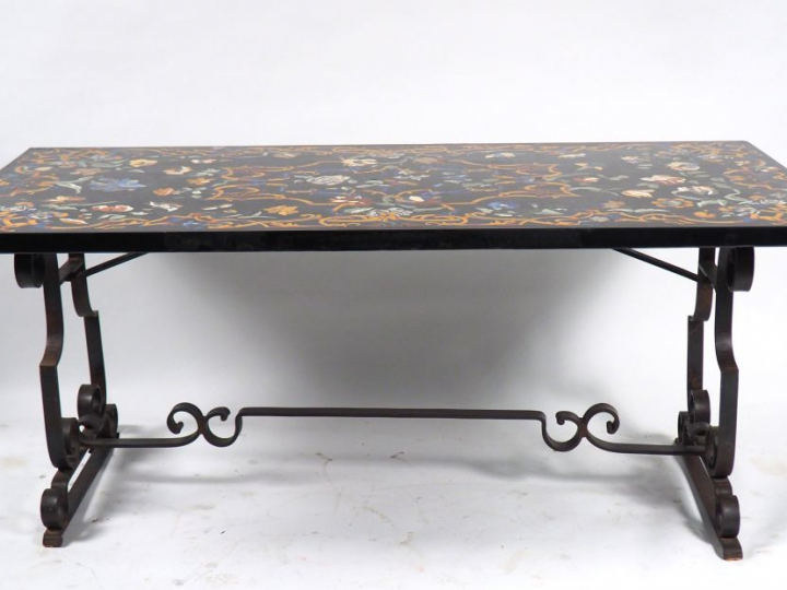 Table italienne, plateau en marqueterie de marbre à décor de fleurs et