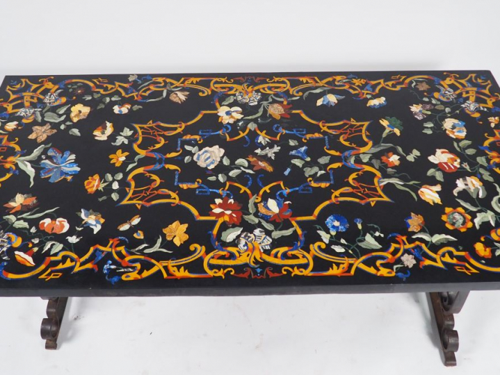 Table italienne, plateau en marqueterie de marbre à décor de fleurs et