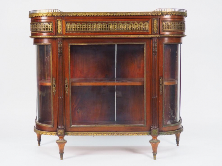 Vitrine demi-lune de style Louis XVI en acajou et placage d'acajou, ou