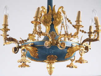 Vente aux enchères Lustre en tôle et métal doré de style Empire, à décor d'aigles et de c
