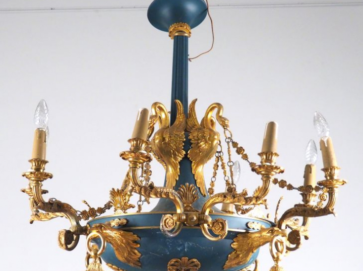 Lustre en tôle et métal doré de style Empire, à décor d'aigles et de c