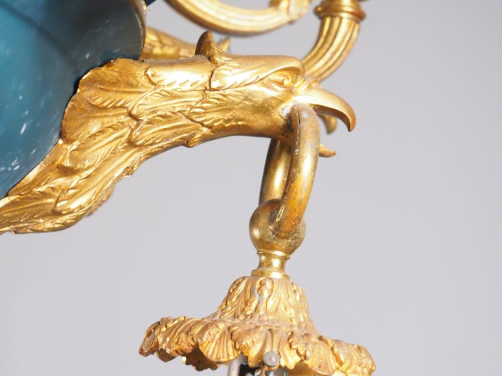 Lustre en tôle et métal doré de style Empire, à décor d'aigles et de c