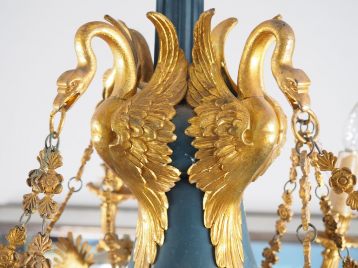 Lustre en tôle et métal doré de style Empire, à décor d'aigles et de c