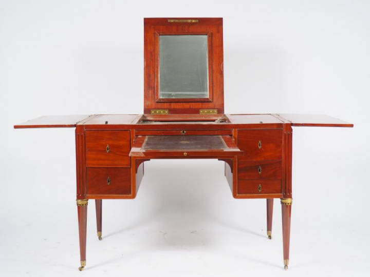 MOREAU (attribuée à) Coiffeuse d'homme Louis XVI en acajou et placage 