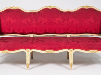 Vente aux enchères Mobilier de salon Louis XV en bois mouluré, sculpté, laqué blanc et pa