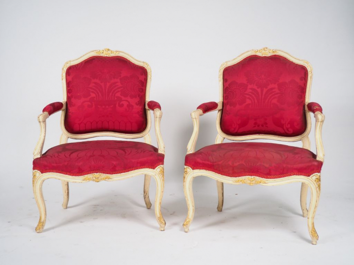 Mobilier de salon Louis XV en bois mouluré, sculpté, laqué blanc et pa
