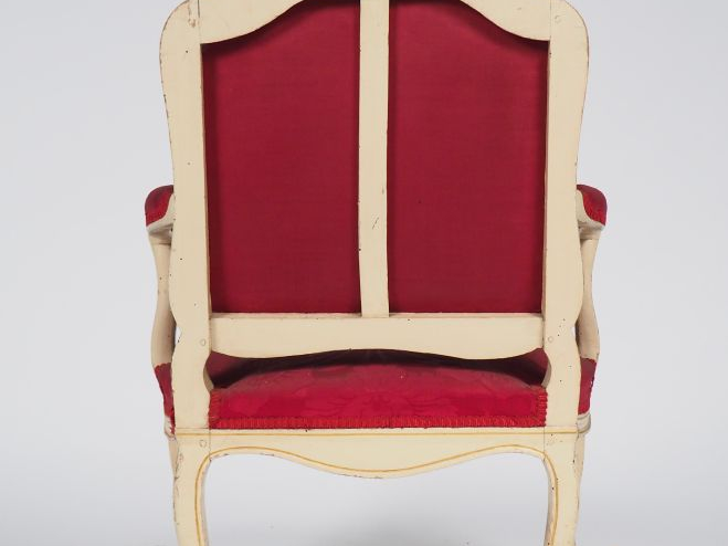 Mobilier de salon Louis XV en bois mouluré, sculpté, laqué blanc et pa