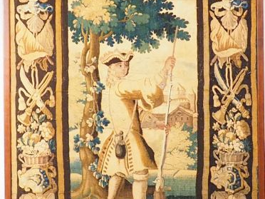 Tapisserie d'Aubusson XVIIème  "Chasseur, le fusil au pied' 288 x 137 