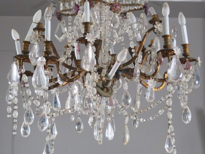 Paire de lustres à pampilles bicolores éclairant à vingt-quatre lumièr