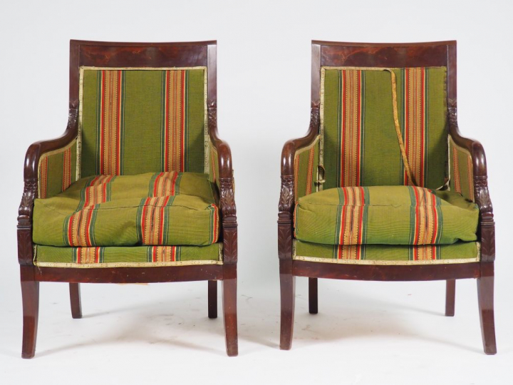 Paire de bergères de style Empire en acajou, accotoirs à décor de daup