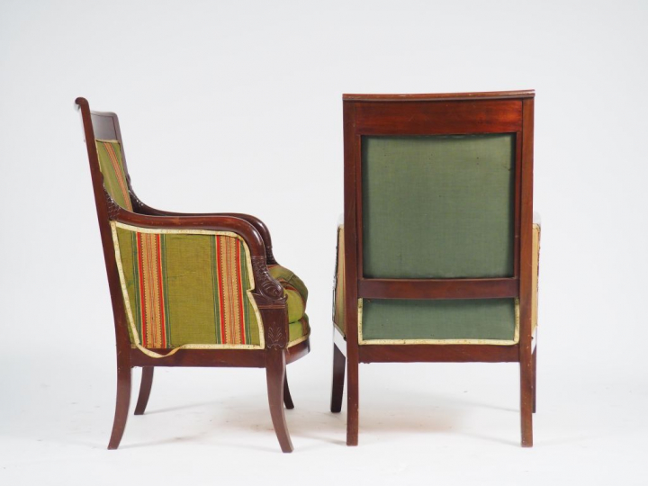 Paire de bergères de style Empire en acajou, accotoirs à décor de daup