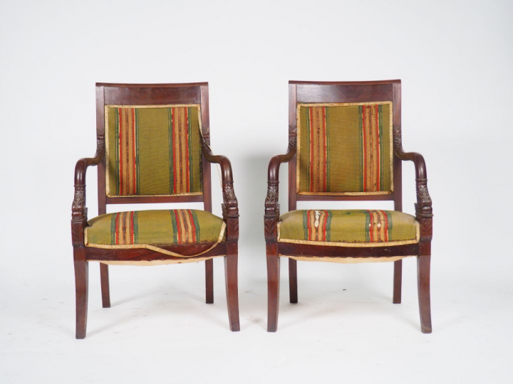 Paire de fauteuils de style Empire en acajou, accotoirs à décor de dau