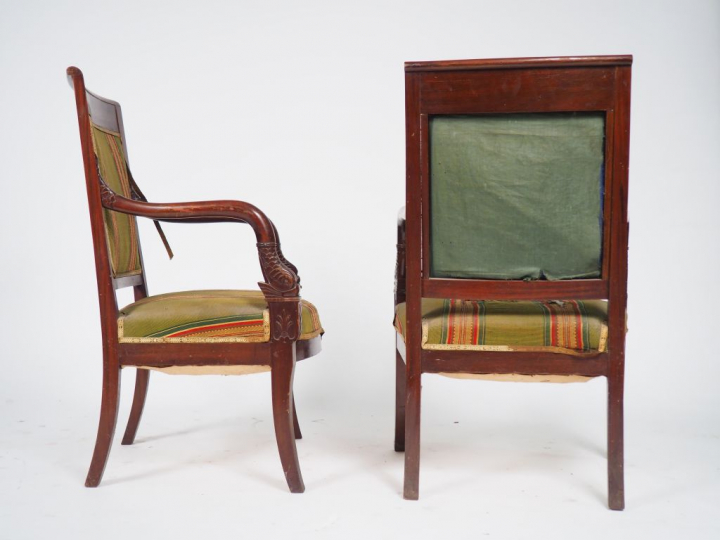 Paire de fauteuils de style Empire en acajou, accotoirs à décor de dau