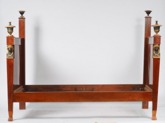 Vente aux enchères Lit retour d'Egypte en bois polychrome et placage d'acajou. (pieds res