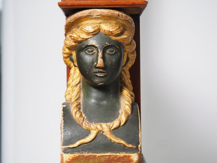 Lit retour d'Egypte en bois polychrome et placage d'acajou. (pieds res