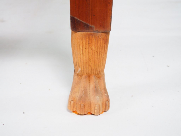 Lit retour d'Egypte en bois polychrome et placage d'acajou. (pieds res