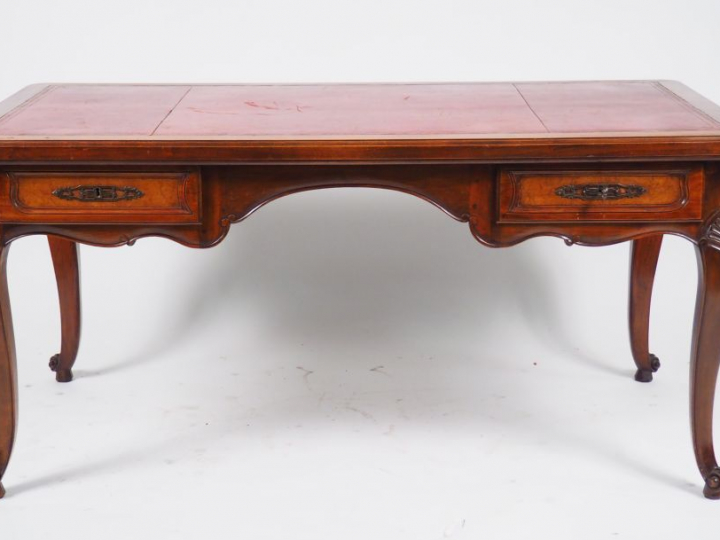 Bureau plat bressan de style Louis XV, deux tons de bois, mouluré et s