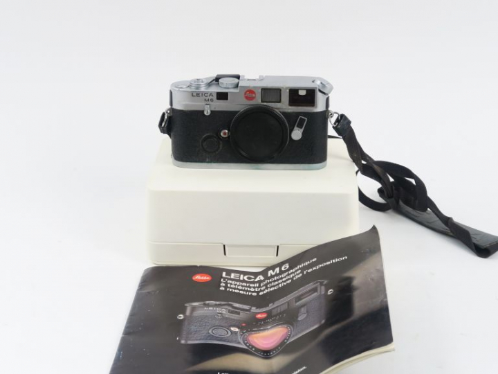 LEICA M6 n°2288439 avec coffret et dépliant publicitaire. (état d'usag