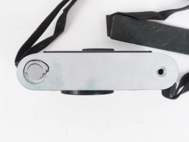 LEICA M6 n°2288439 avec coffret et dépliant publicitaire. (état d'usag