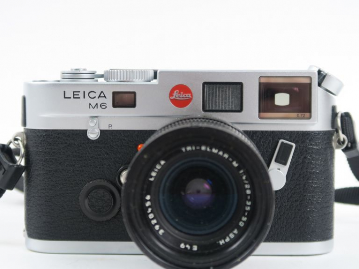 LEICA M6 TTL n°2496515 avec objectif LEICA TRI-ELMAR-M 1:4/28-35-50 n°