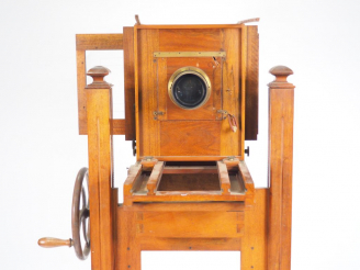 Vente aux enchères NUX PARIS/SCHRAMBACH.Chambre photograhique d'atelier à crémaillère ave