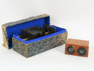 Vente aux enchères STÉRÉOSCOPE et plaques dans un coffret. (manques et accidents)