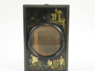 Vente aux enchères Visionneuse Napoléon III en bois noirci et peint à décor de scène extr