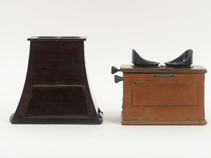 Lot de deux visionneuses stéréoscopes en bois dont une marquée UNIS Fr