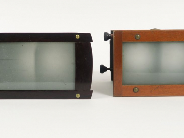 Lot de deux visionneuses stéréoscopes en bois dont une marquée UNIS Fr