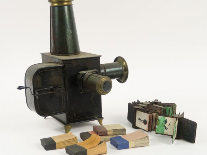 Projecteur en tôle avec films